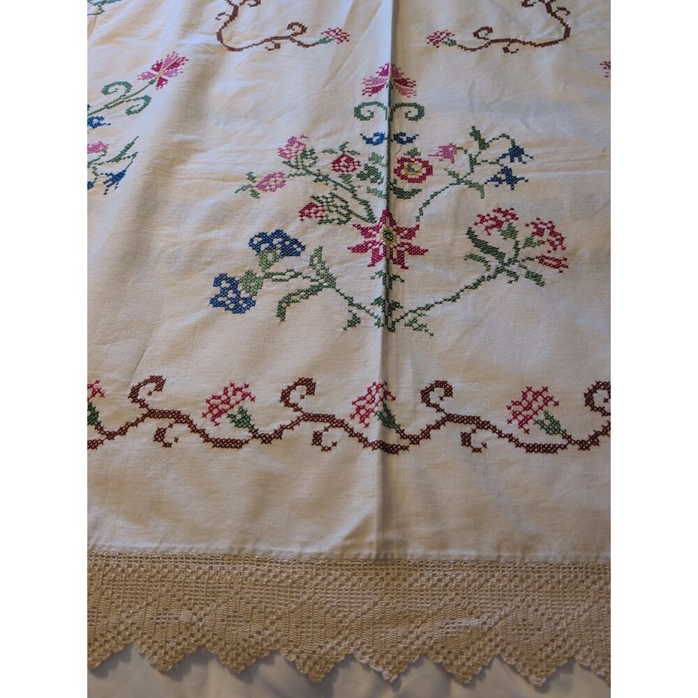 VINTAGE HAND EMBROIDERED Cross Stitched Crochet With Lace Bed Spread Cover - Picture 2 of 7